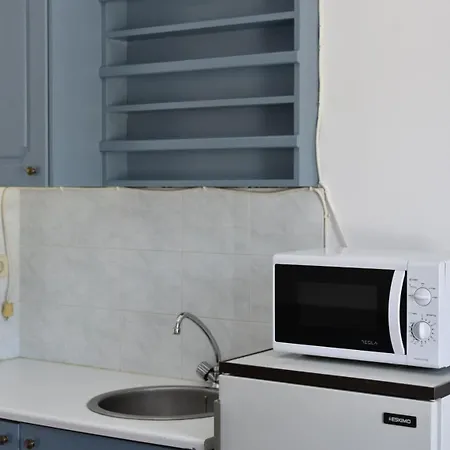 Cute Seafront Escape For 3 *