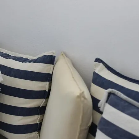 Cute Seafront Escape For 3 *