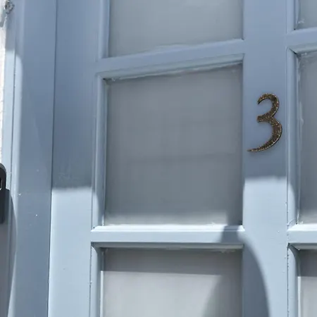 Cute Seafront Escape For 3 Apartamento